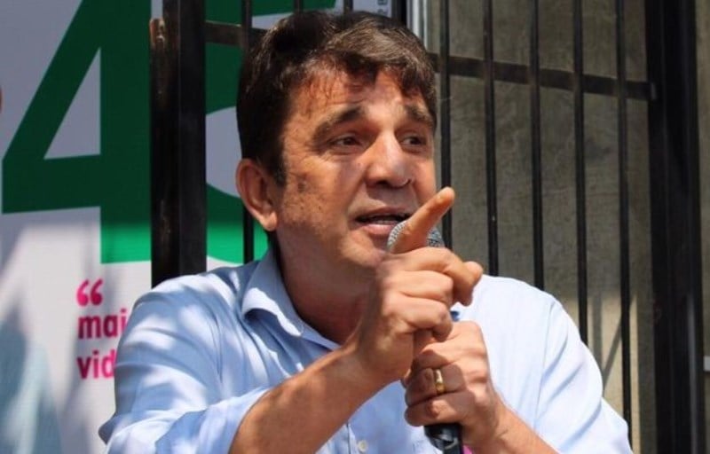 André Braga entrega documentação e juiz eleitoral defere candidatura