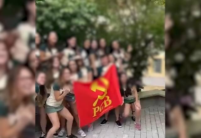 Alunos tiram foto com bandeira comunista e são punidos por escola de Rio Claro