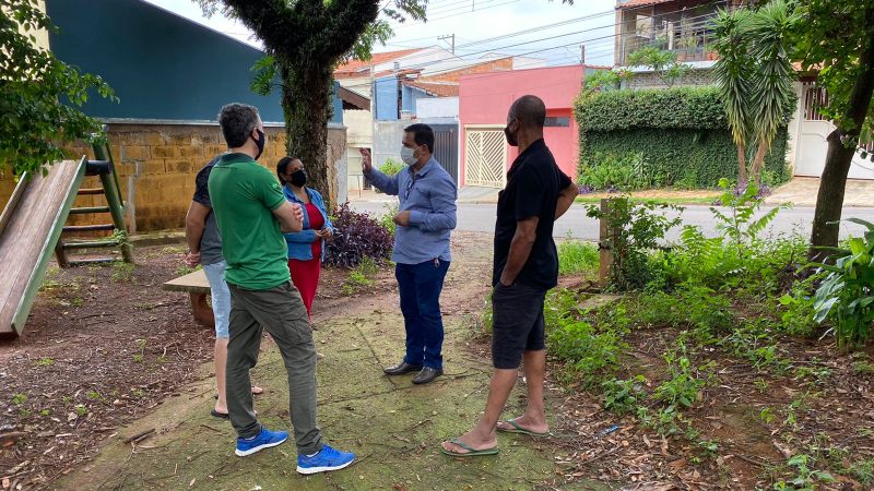 Roselei atende moradores do Azulville e cobra limpeza de praça
