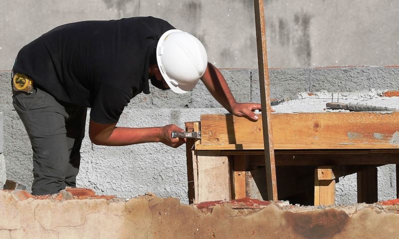 Número de empregados na construção civil fica estável em abril