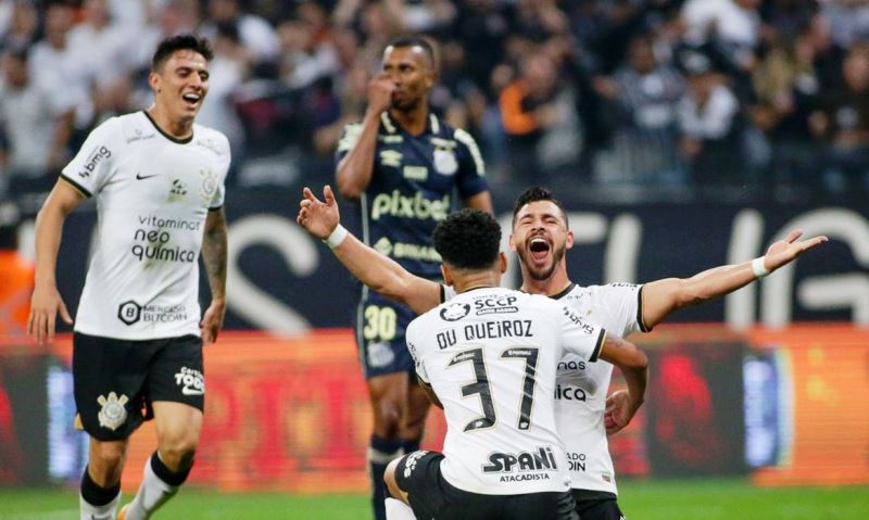 Corinthians atropela Santos e abre boa vantagem no campeonato