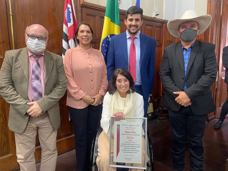 Comissão da Pessoa com Deficiência entrega título para Célia Leão