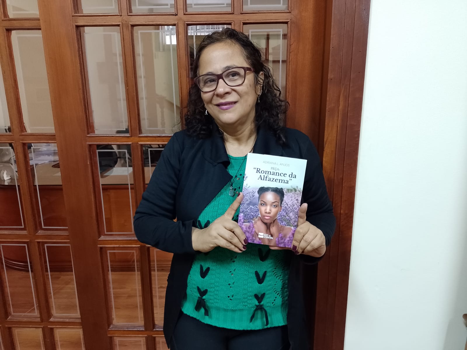 Escritora são-carlense lança seu primeiro livro