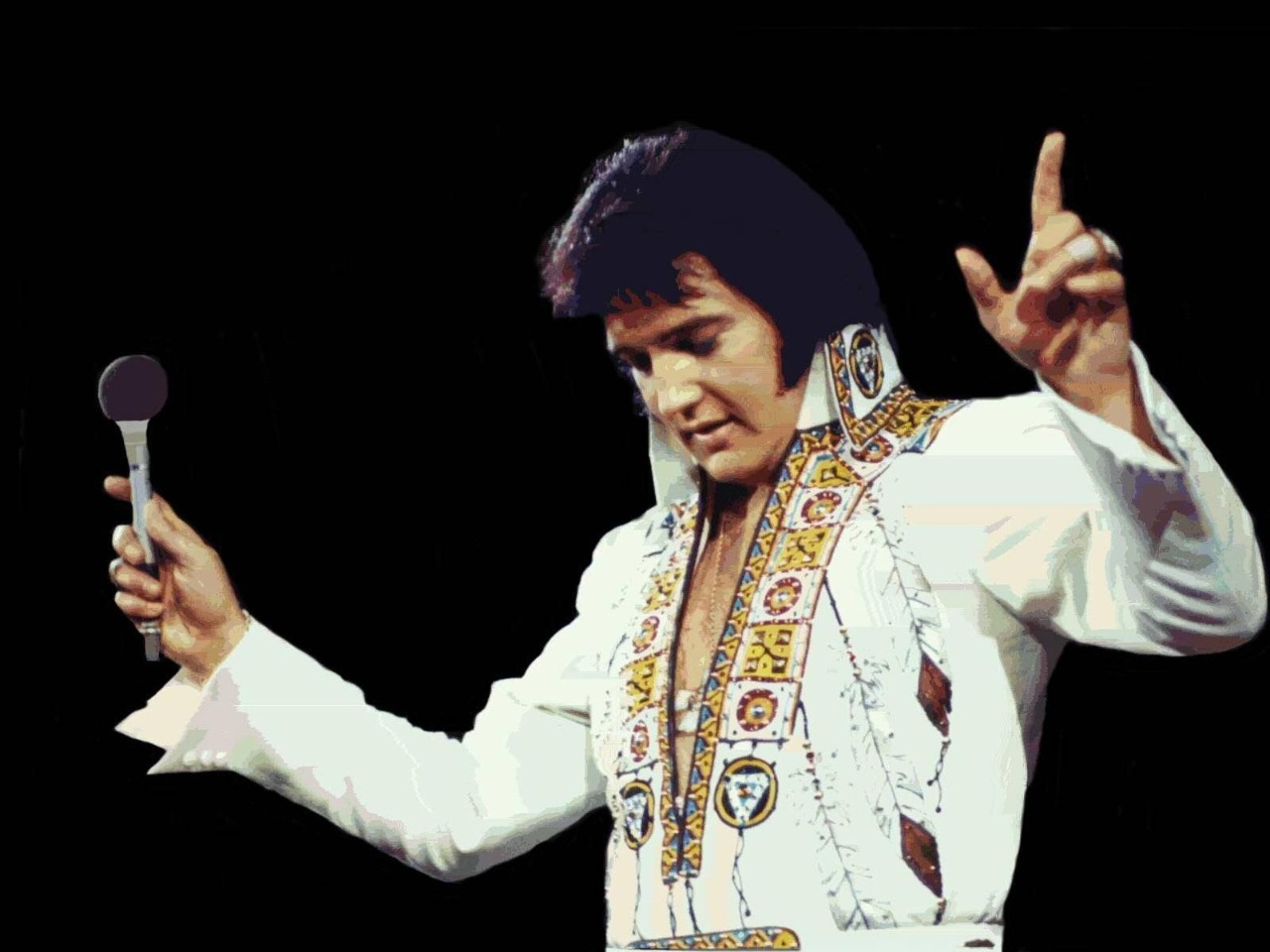 Exposição sobre a história do cantor Elvis Presley é destaque no RibeirãoShopping durante o mês do rock