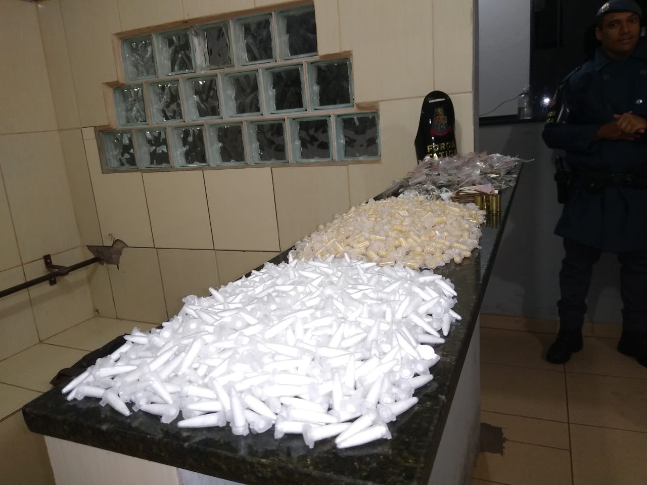 Força Tática detém homem e apreende mochila cheia de drogas em Ibaté